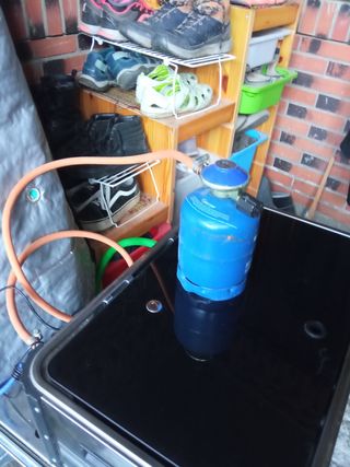 Cocina portátil con fregadero y bandeja