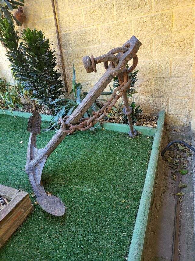 Ancla antigua grande de metal