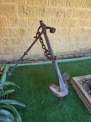 Ancla antigua grande de metal