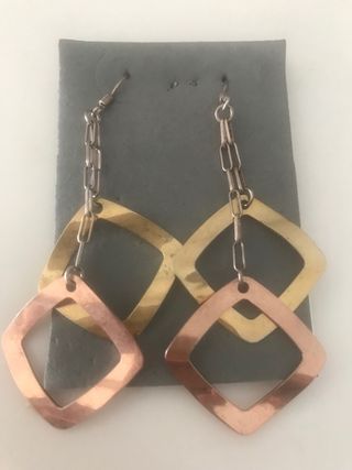 Pendientes largos dorados y plateados