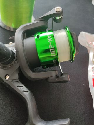 Carrete de pesca , señuelos y hilo 500m nuevo
