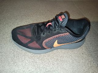 Zapatilla Nike Revolution 5 Negra Naranja