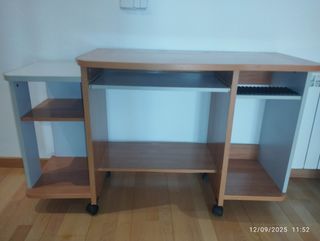 Mesa escritorio con ruedas.