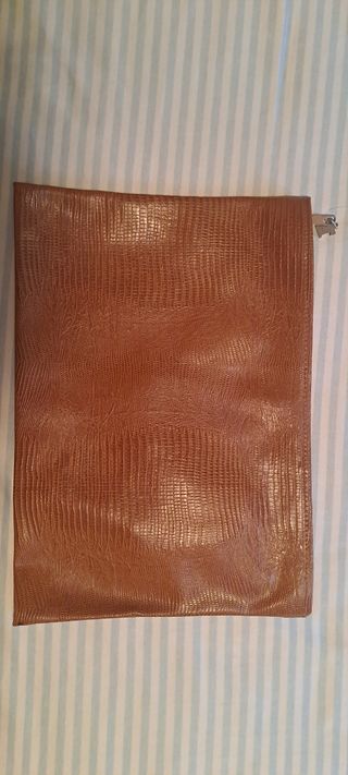 Borsa marrone con texture lucertola