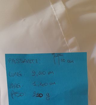 Tenda azzurra in tessuto trasparente