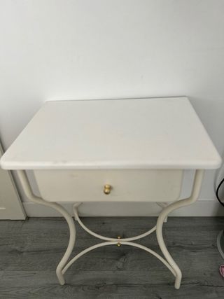 Mesa de noche blanca con cajón y detalles dorados