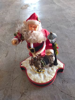 Flores Rojas Cesta Mimbre papá noel con musica