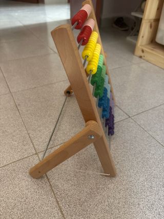 Ábaco de madera con cuentas de colores