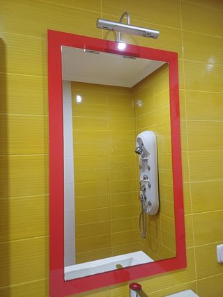 Mueble de baño rojo