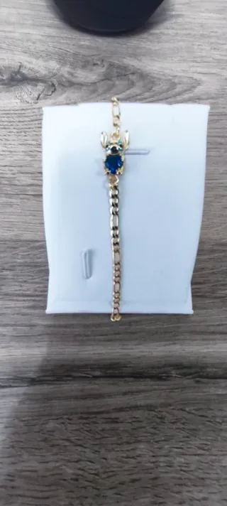 Pulsera de oro laminado 14k con figura de Stich