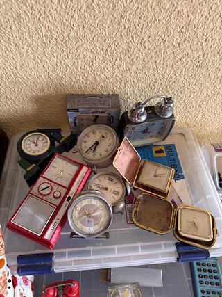 Lote de relojes antiguos y radio