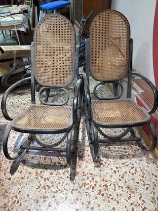 Mecedora antigua de ratán y metal