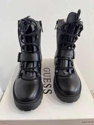 Botas Guess Negras con Cordones y Hebillas