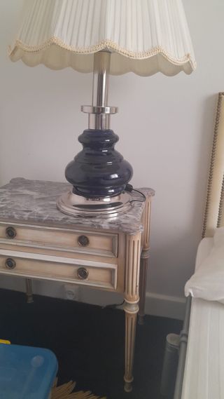 Lámpara de mesa azul y plata