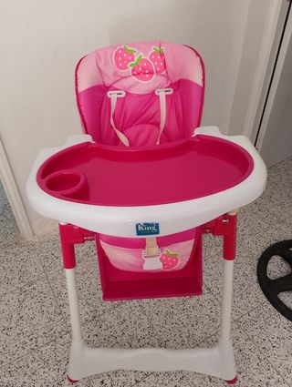 Trona rosa para bebé con estampado de fresas