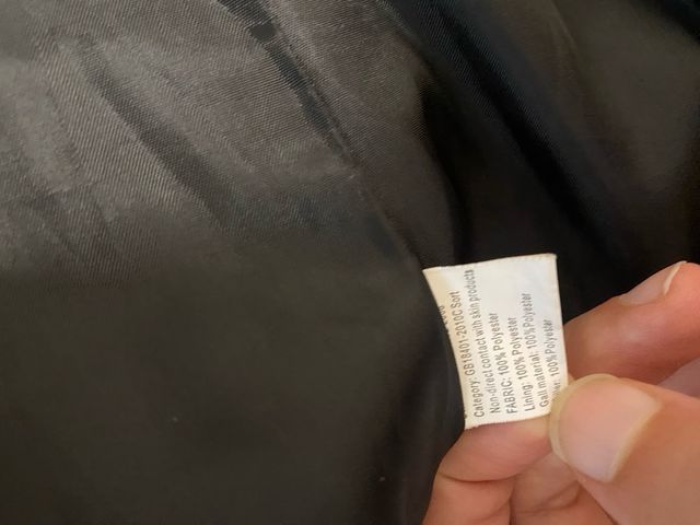 Abrigo Yisier Negro con Capucha