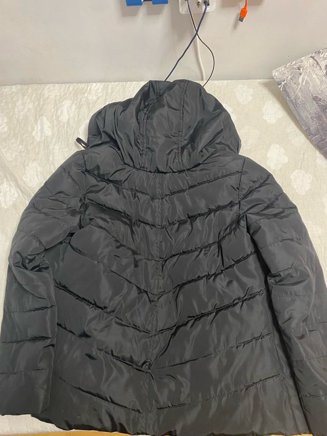 Abrigo Yisier Negro con Capucha