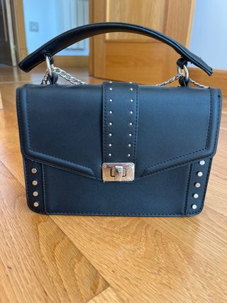 Bolso Negro Stradivarius con Tachuelas