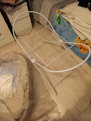 Moisés de mimbre con patas