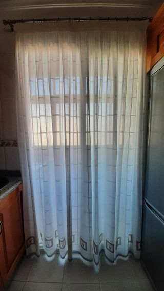 Cortina de cocina beige y blanca
