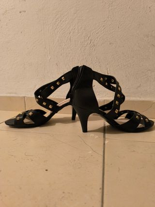 Sandalias de vestir negras con tachuelas