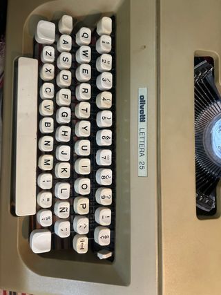 Máquina de escribir Olivetti Lettera 25