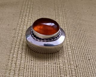 Pastillero de plata con piedra ámbar