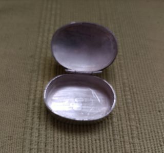Pastillero de plata con piedra ámbar