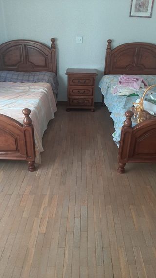 Camas de madera con mesilla