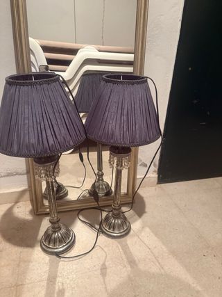 Lámparas de mesa gris y plateadas