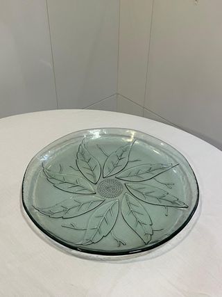 Plato de cristal con diseño de flor