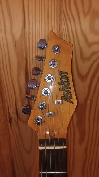 Guitarra Eléctrica Ashton Roja. Precio No Negociab