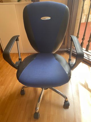 Silla de escritorio con ruedas azul y negra