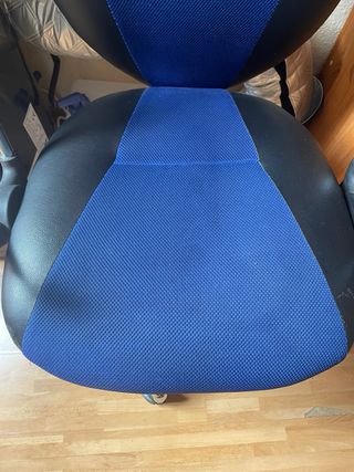 Silla de escritorio con ruedas azul y negra