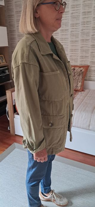 Chaqueta verde estilo militar mujer. 