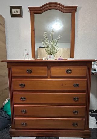 Cómoda de madera con espejo