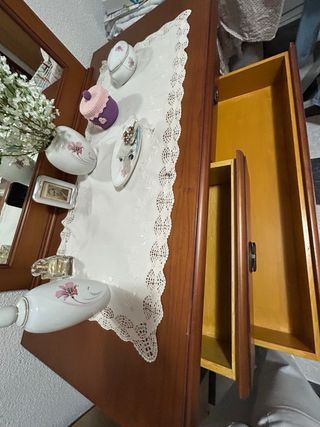Cómoda de madera con espejo