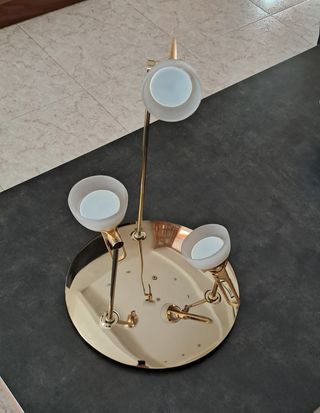 Lámpara de mesa dorada con 3 focos