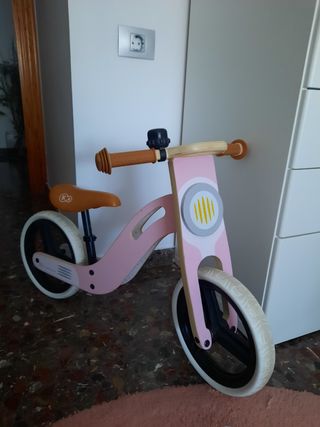 Bicicleta de equilibrio rosa sin pedales