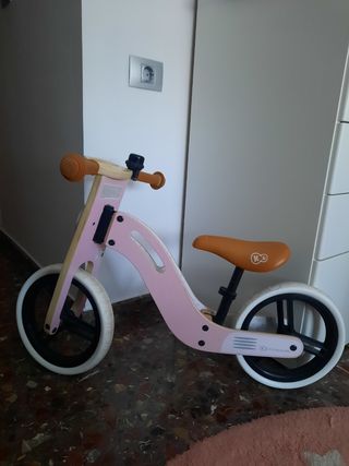 Bicicleta de equilibrio rosa sin pedales