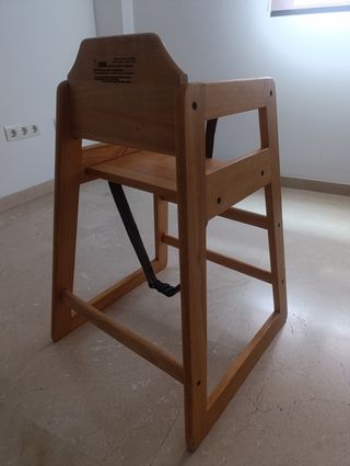 Trona de madera