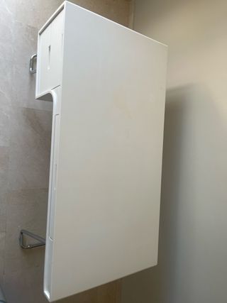 Escritorio blanco con patas de aluminio