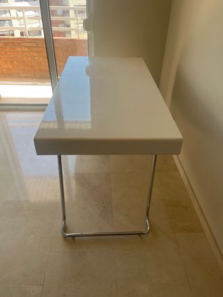 Escritorio blanco con patas de aluminio