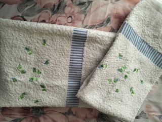 4 Asciugamani Spugna Ricamati. Due grandi e due pi