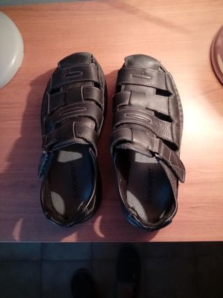 Sandalias de cuero negro para verano