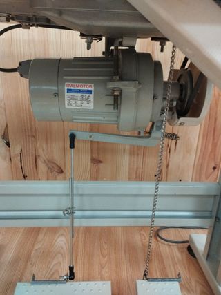 Máquina Overlock Industrial con Mesa