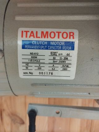 Máquina Overlock Industrial con Mesa