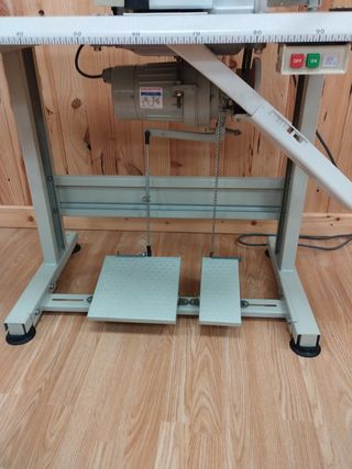 Máquina Overlock Industrial con Mesa