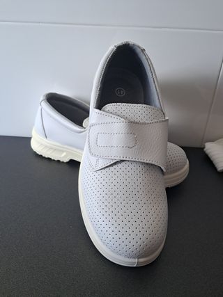 Zapatos de trabajo blancos talla 41 y talla 42