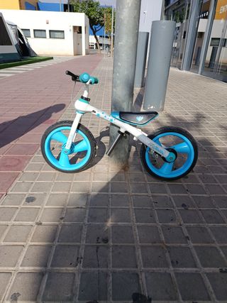 Bici sin pedales trainingbike azul y blanca